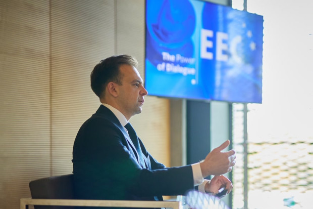 Trudny czas przed Orlenem? Domański na EEC mówi o podatku od nadmiarowych zysków