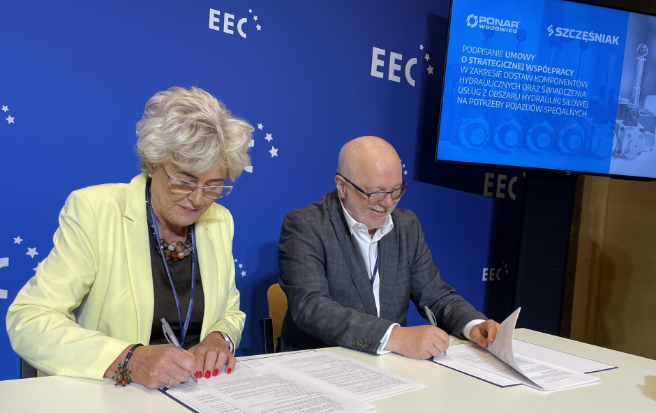 Anna Szczęśniak, założycielka firmy Szczęśniak Pojazdy Specjalne i Marek Warzecha, prezes Ponaru podpisali umowę w trakcie Europejskiego Kongresu Gospodarczego.  Licencja: Piotr Myszor / PTWP