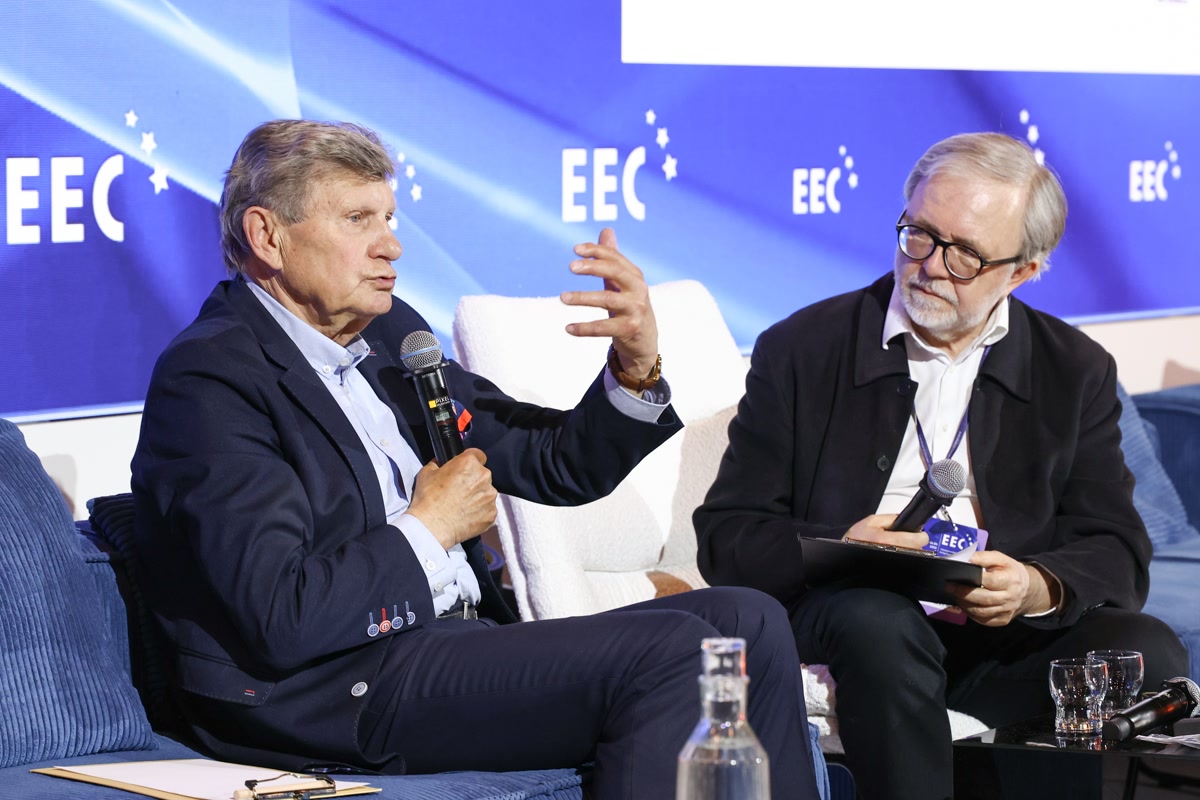 Prof. Leszek Balcerowicz i redaktor prowadzący WNP Economic Trends Jacek Ziarno na scenie EEC Talks Fot. KZ / PTWP