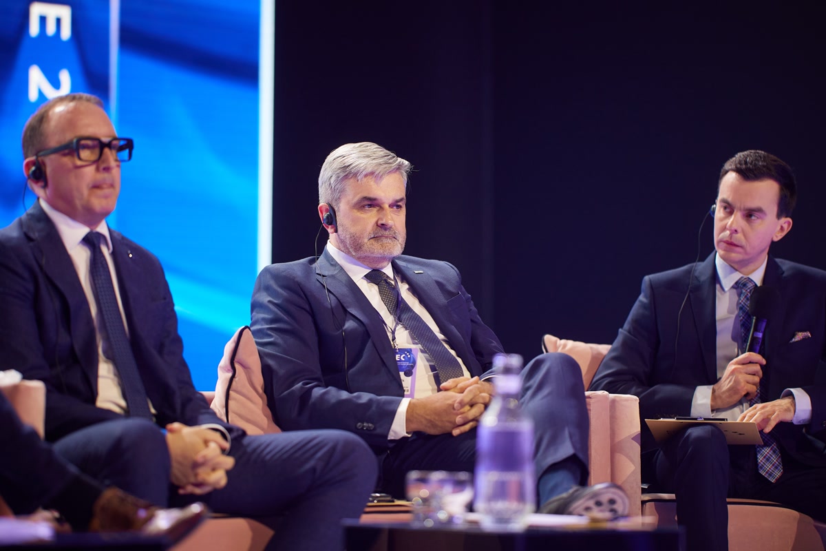 Artur Tomasik, prezes zarządu, Górnośląskie Towarzystwo Lotnicze SA (w środku) Fot: PTWP