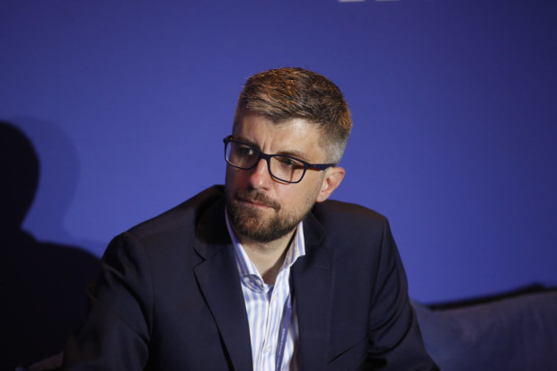 Najwięksi przyspieszają, mali muszą nadrabiać. Brak strategii nie pomaga