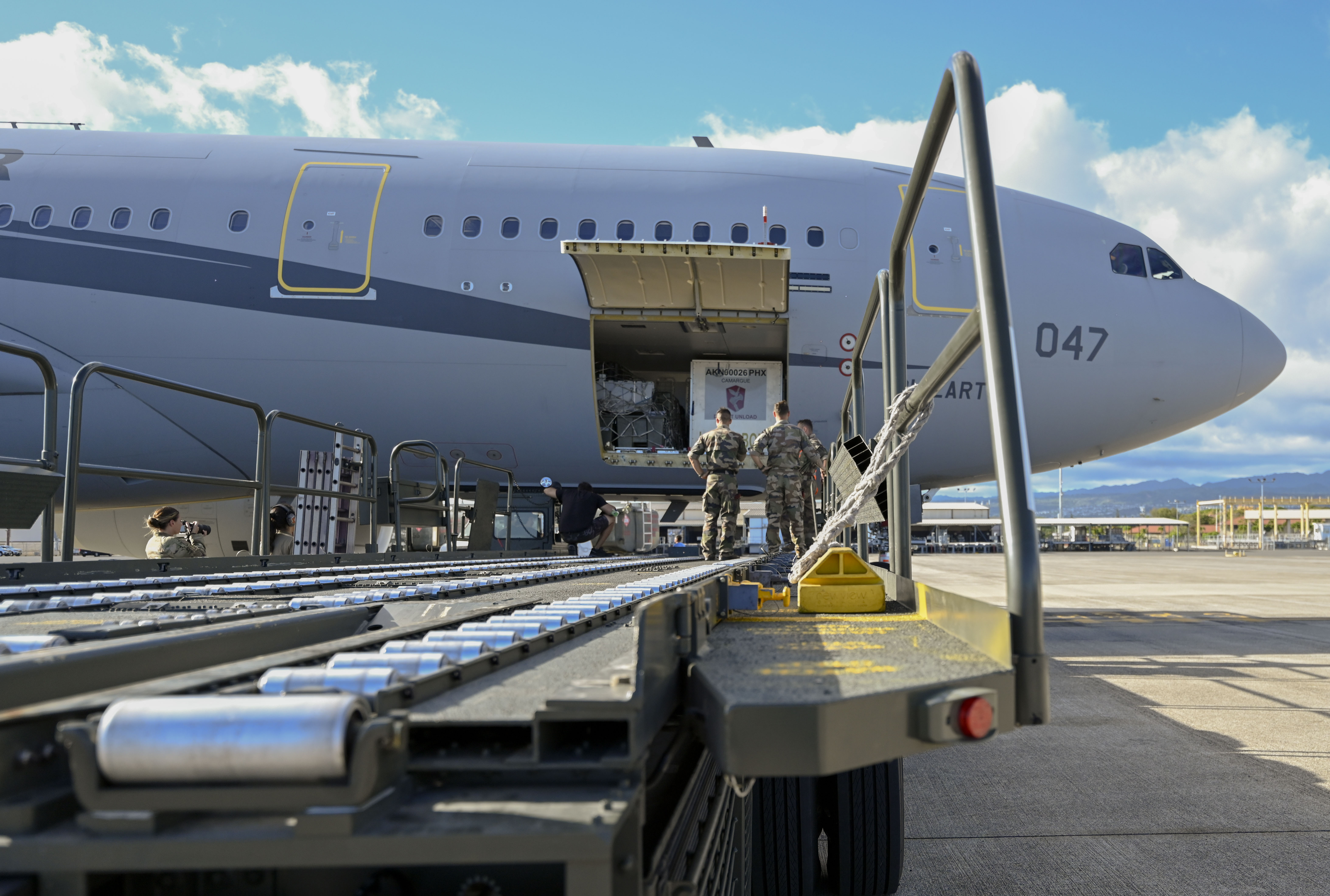 Francuski Airbus A330 MRTT z otwartymi drzwiami do części ładunkowej. W zakładach Airbusa w Warszawie powstaje element kadłuba, w którym zamontowane są takie drzwi, ale w górnej części samolotu. Fot: Rachel Sansano / DVIDSHUB / CC0 (Public domain/Domena publiczna)