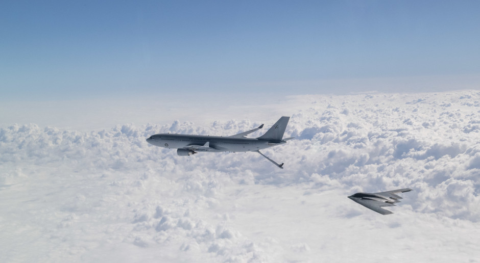 Australijski samolot transportowo-tankujący KC-30A - to miejscowe oznaczenie A330 MRTT - tankuje amerykański bombowiec B-2 Spirit Fot. Staff Sgt. Nick Wilson / DVIDSHUB / CC0 (Public domain/Domena publiczna)