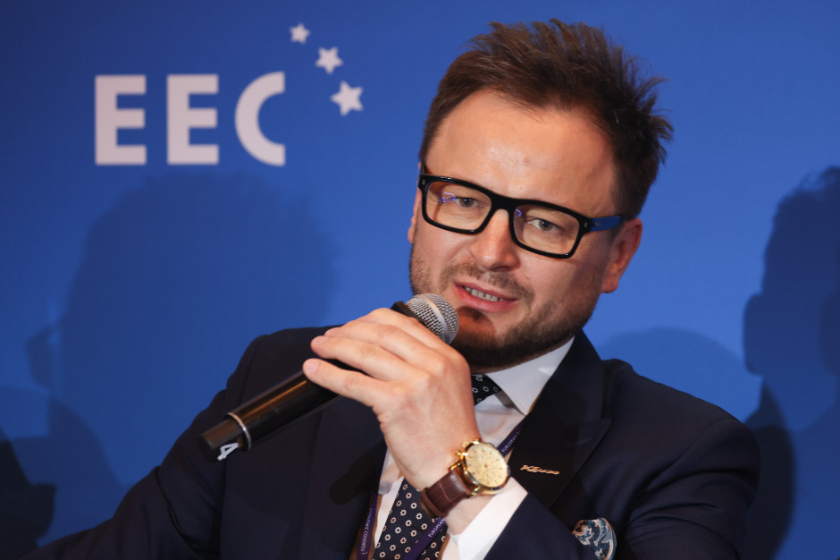 Mariusz Podkański, wiceprezes PGE Dystrybucja, zaznaczył, że aby w pełni wykorzystać energię z morza, konieczne są inwestycje w sieci przesyłowe i dystrybucyjne oraz rozwój instalacji do magazynowania energii. Fot: PTWP