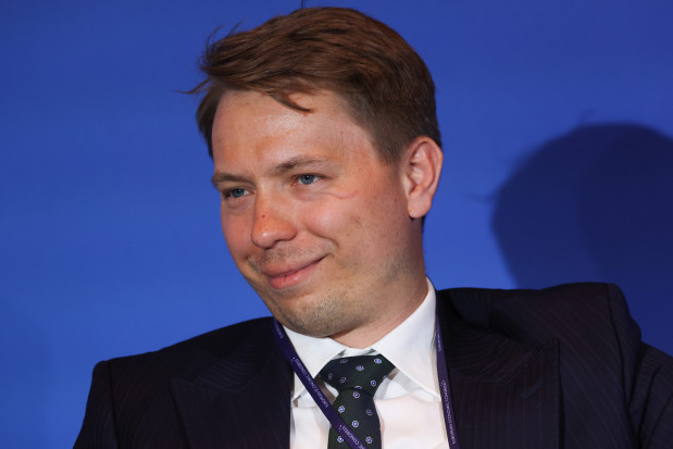 Kacper Stanosz z CMS Polska ostrzegł, że stabilność przepisów jest kluczowa dla instytucji finansujących projekty, a aukcja w 2027 roku będzie wymagała precyzyjnego punktowania kryteriów pozacenowych. Fot: PTWP