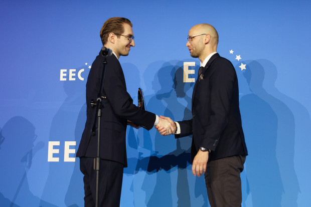 Wręczający: Jan Szyszko, sekretarz stanu, Ministerstwo Funduszy i Polityki Regionalnej, Polska 
Laureat: Piotr Kryszewski, dyrektor zarządzający ds. Zielonego Gdańska 
