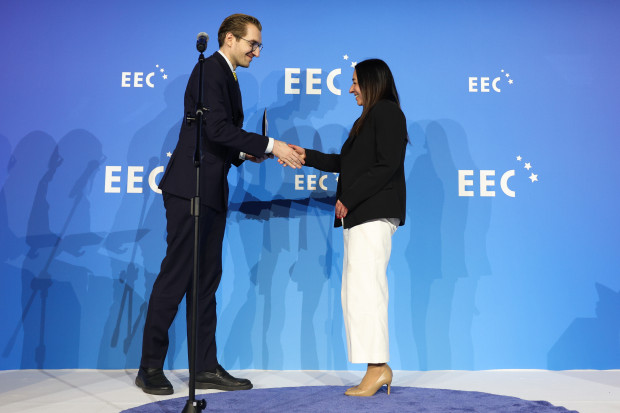 Wręczający: Jan Szyszko, sekretarz stanu, Ministerstwo Funduszy i Polityki Regionalnej, Polska 
Laureat: Iwona Piastowska, sekretarz miasta Wejherowa 
