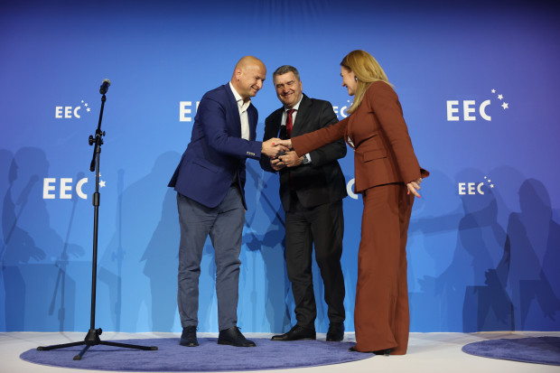 Wręczający: Maciej Kliś, wiceprezes zarządu, Bank Gospodarstwa Krajowego
Laureat: Janusz Chwierut, prezydent Miasta Oświęcim; Magdalena Stapurewicz - Cierkosz, naczelniczka Biura Rozwoju Miasta
 
