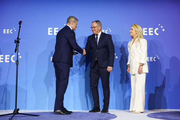 Wręczający: Ireneusz Raś, sekretarz stanu w Ministerstwie Sportu i Turystyki
Laureat: Monika Kiełpin, dyrektor ośrodka Sportu i Rekreacji Starogard Gdański; Janusz Stankowiak, prezydent miasta Starogard Gdański
