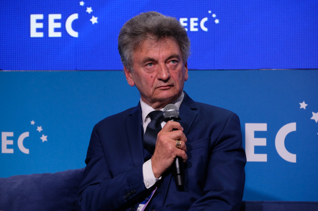 Edward Wylęgała, kierownik, Katedra i Oddział Kliniczny Okulistyki z Pododdziałem Okulistyki Dziecięcej, Okręgowy Szpital Kolejowy w Katowicach, konsultant wojewódzki w dziedzinie okulistyki, prorektor d/s Rozwoju i Transferu Śląski Uniwersytet Medyczny