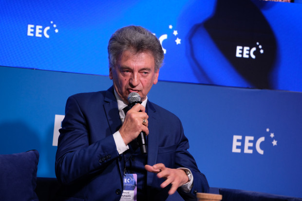 Edward Wylęgała, kierownik, Katedra i Oddział Kliniczny Okulistyki z Pododdziałem Okulistyki Dziecięcej, Okręgowy Szpital Kolejowy w Katowicach, konsultant wojewódzki w dziedzinie okulistyki, prorektor d/s Rozwoju i Transferu Śląski Uniwersytet Medyczny