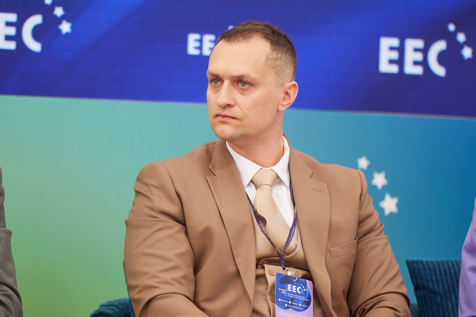 Jarosław Wrona, prezes zarządu PBI Energia, wskazał na wysoką efektywność autokonsumpcji dzięki połączeniu fotowoltaiki z magazynem, zwracając jednocześnie uwagę na problem blokowania mocy przyłączeniowych przez spekulacyjne projekty. Fot. PTWP
