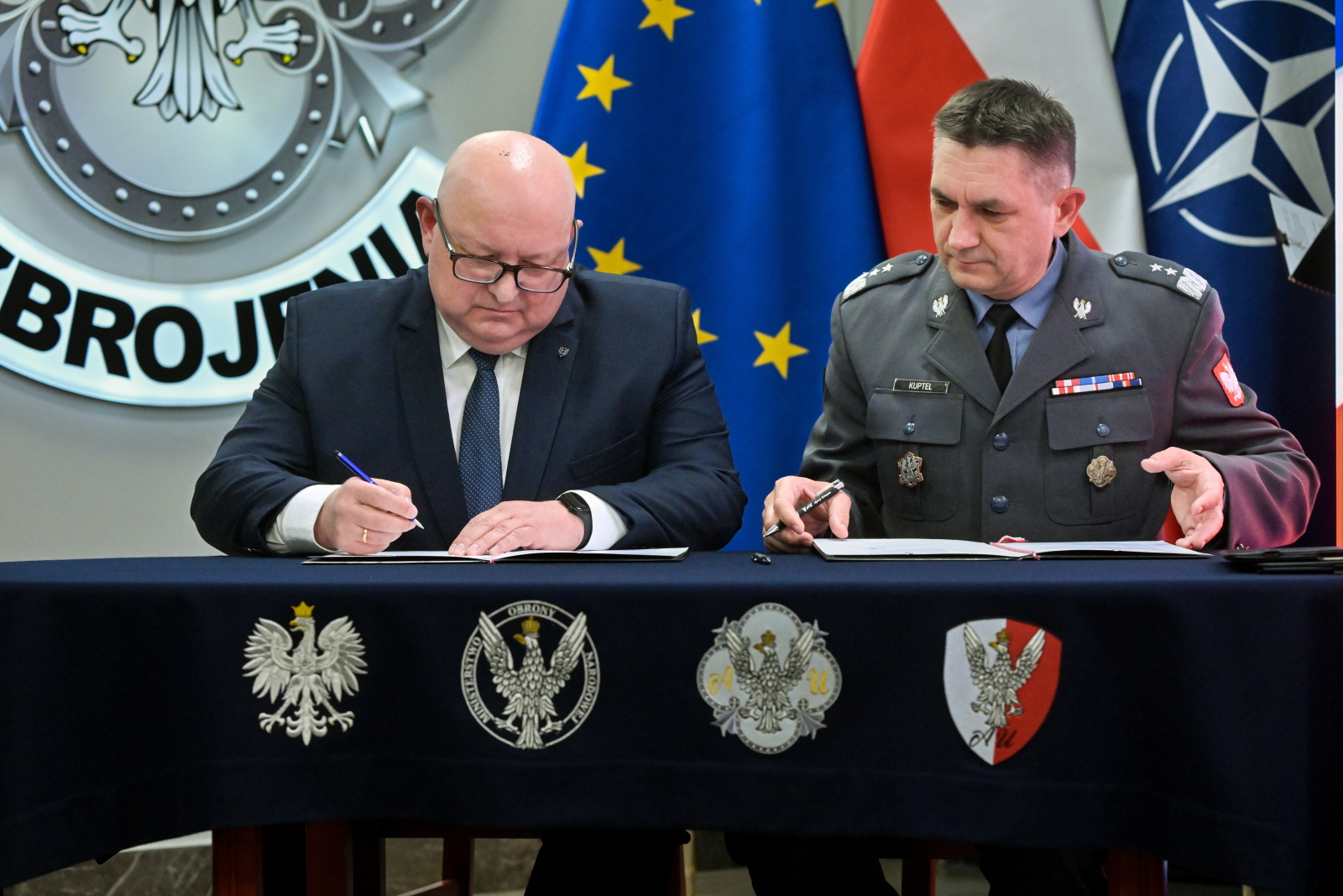 Umowę podpisują szef Agencji Uzbrojenia gen. dyw. Artur Kuptel (po prawej) i prezes Maskpolu Wojciech Mularczyk Fot. Piotr Nowak / PAP
