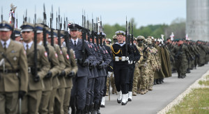 Kosztowne pożegnanie z mundurem. Rekordzista dostał 220 tys. zł, problem narasta