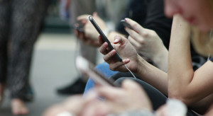 Polacy w świecie fake newsów. Dezinformacja uderza w bezpieczeństwo państwa