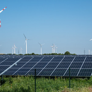 Obroty energią elektryczną i gazem ziemnym z przeciwnymi wektorami. TGE podsumowała czerwiec