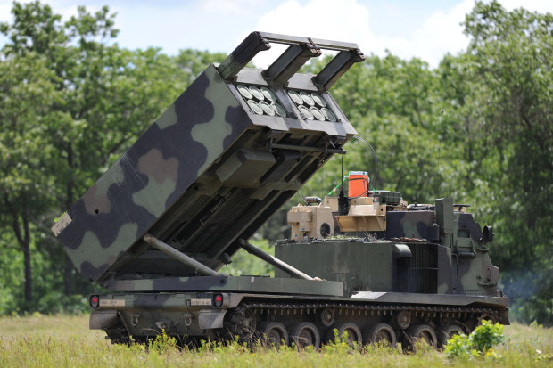 Ciężka wyrzutnia artylerii rakietowej na gąsienicach M270A MLRS była pierwowzorem HIMARS, fot. Wikimedia Commons /Jamal Wilson