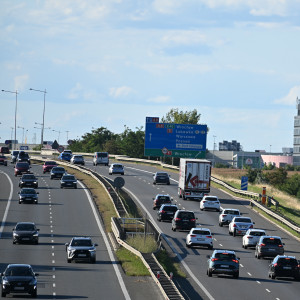 Padł nowy rekord w liczbie rejestracji samochodów. Na polskich drogach coraz więcej "chińczyków"