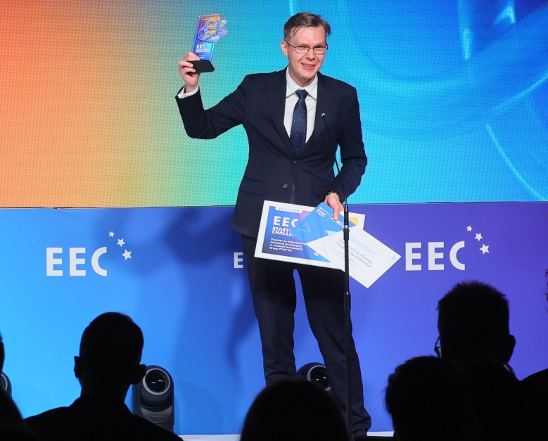 Paweł Potakowski z firmy Migam odbiera nagrodę w konkursie EEC Startup Challenge 2026. Fot. PTWP