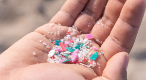 Mikroplastik nasila ocieplenie klimatu. Problem jest w jego kolorach