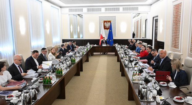 Polska wchodzi do gry o gigafabrykę AI. Rząd kładzie na stole ponad 400 mln zł