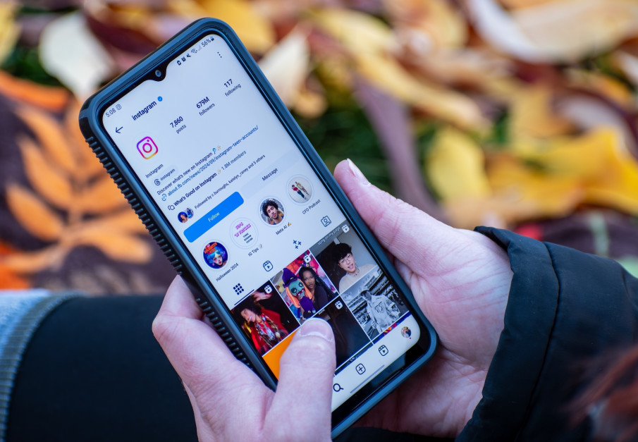 Wytyczne Komisji Europejskiej wyjaśniają, kiedy post influencera jest reklamą polityczną, a kiedy nie.  Fot. Charles-McClintock Wilson / Shutterstock