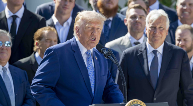Trump zadaje celny cios. USA nakładają nowe taryfy, w tym na UE. "To szok"