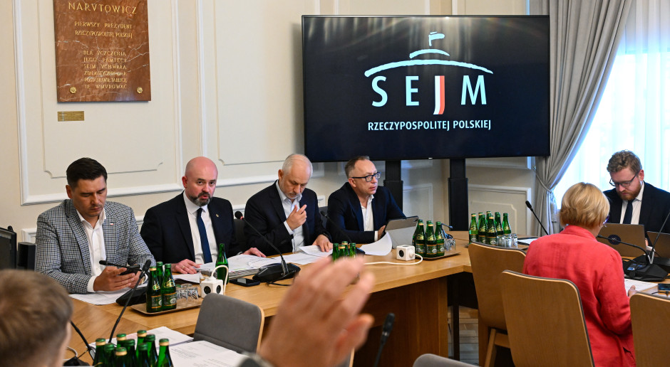 W sprawie ochrony dzieci posłowie z różnych klubów byli w środę zgodni.   Fot. Radek Pietruszka / PAP