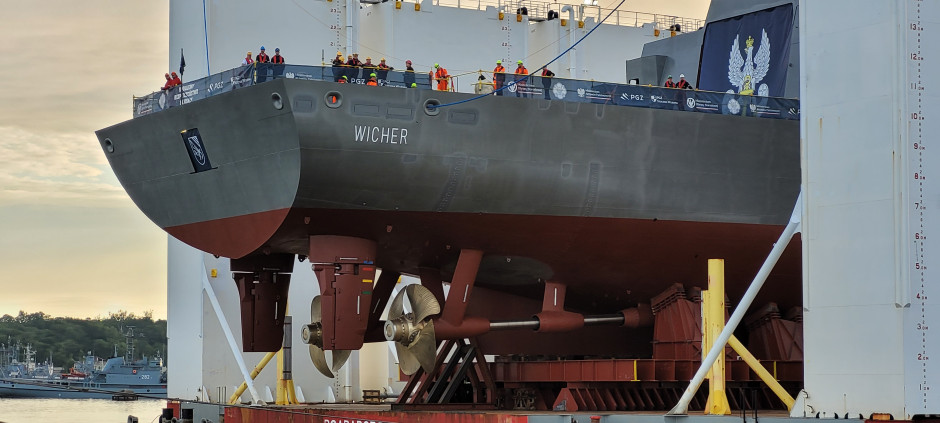 Rufa Wichra przed wodowaniem. Dobrze widoczne śruby i stery Fot. Rafał Lesiecki / PTWP