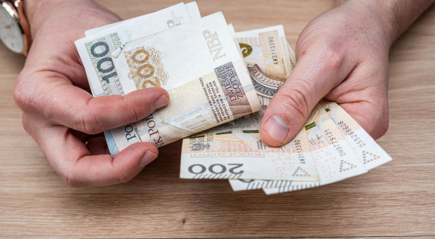 Tyle teraz trzeba zarabiać, by mieć 5 tys. zł emerytury. Przepaść między kobietami a mężczyznami