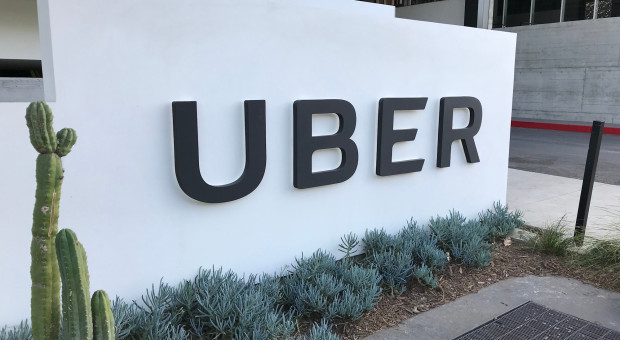 Uber zwolni 10 proc. załogi. Zmiany wymusza rosnąca popularność robotaksówek