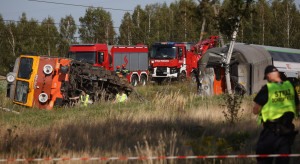 Poważny wypadek na przejeździe kolejowym. Jedna osoba zmarła, inni są poważnie ranni