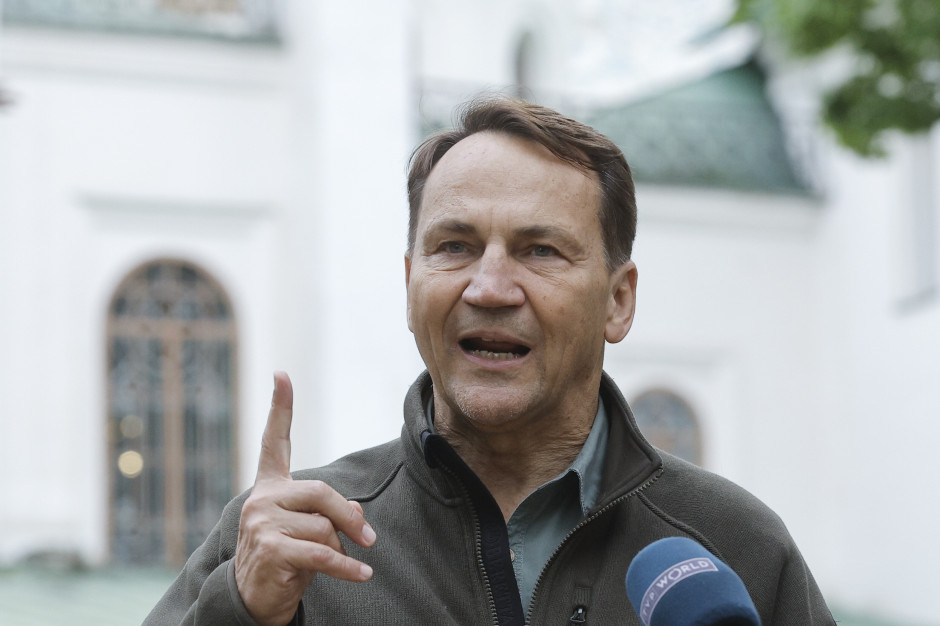 Radosław Sikorski jest za zdecydowaną odpowiedzią na rosyjskie kroki Fot. EPA/SERGEY DOLZHENKO / PAP