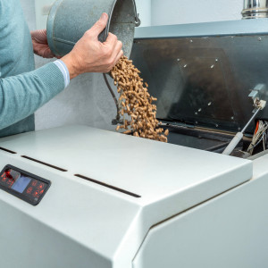 Pellet kosztuje ponad 2000 zł za tonę. Za zamiennik płacą tylko 480-700 zł