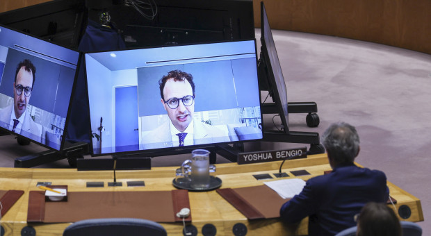 Sztuczna inteligencja nie musi się buntować. Sami oddamy jej stery