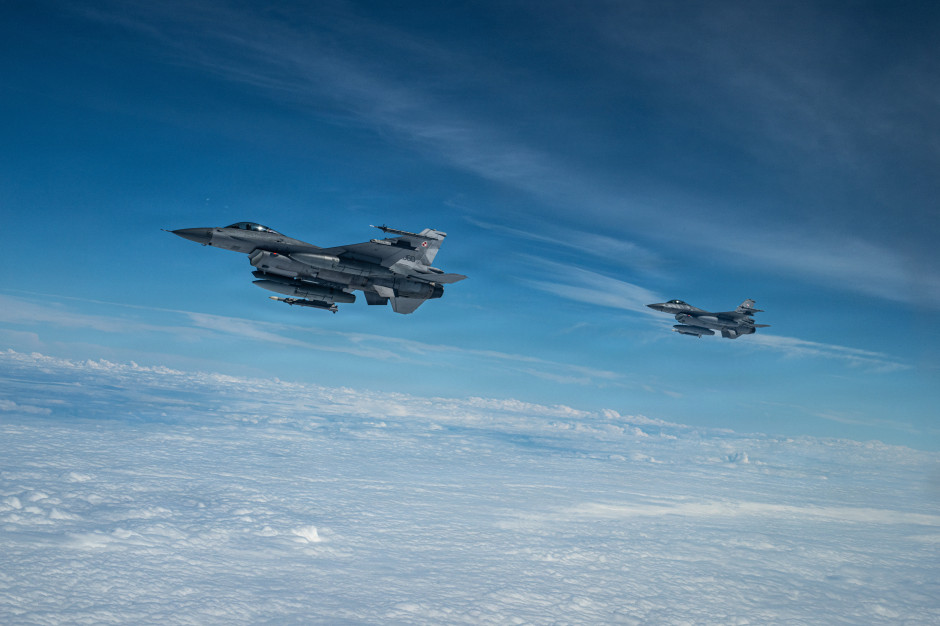 Polskie samoloty wielozadaniowe F-16 podczas ćwiczeń nad Finlandią w czerwcu 2026 r. Fot. Senior Airman Aidan Martinez Rosiere / DVIDSHUB / CC0 (Public domain/Domena publiczna)